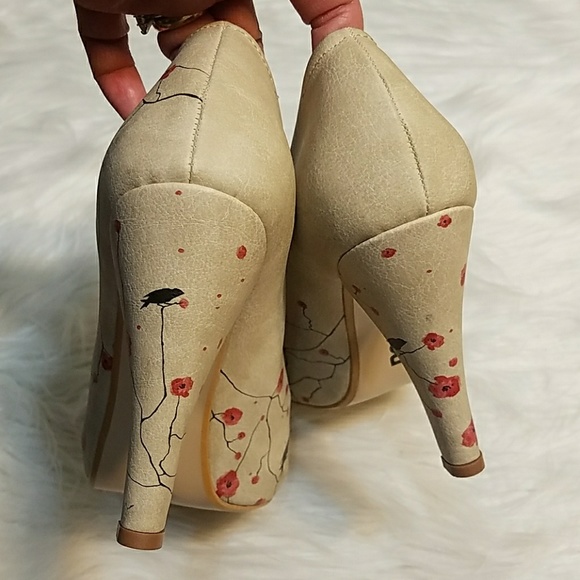Women's Beige Pumps with Artistic Design - Picture 7 of 8